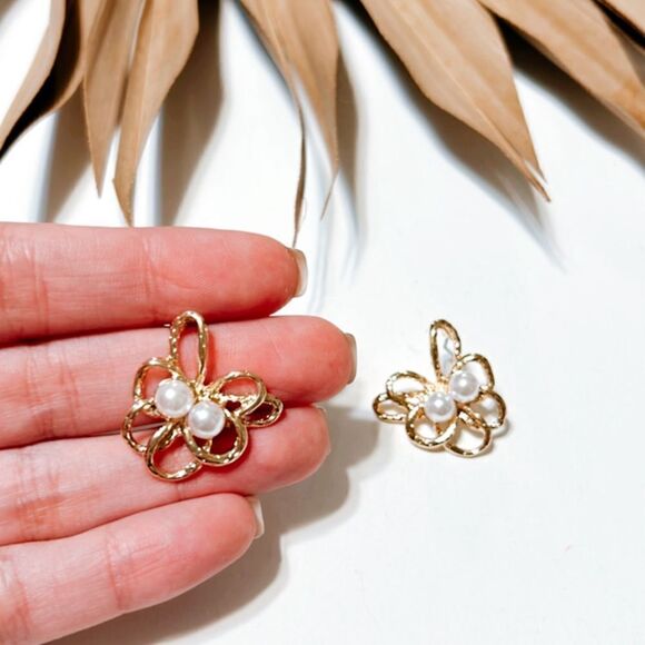 pearl stud earrings H147 - Picture 3 of 3